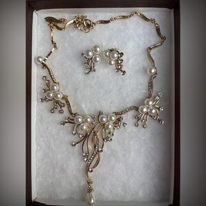 NWOT -  🆕 Costume Jewelry Set- Earrings Necklace- Diamonds And Pearls